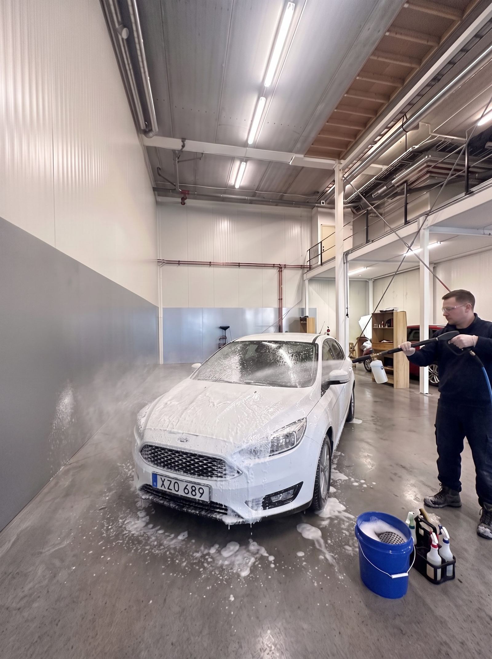 Handtvätt av bil i Alkhal co:s verkstad i Tumba