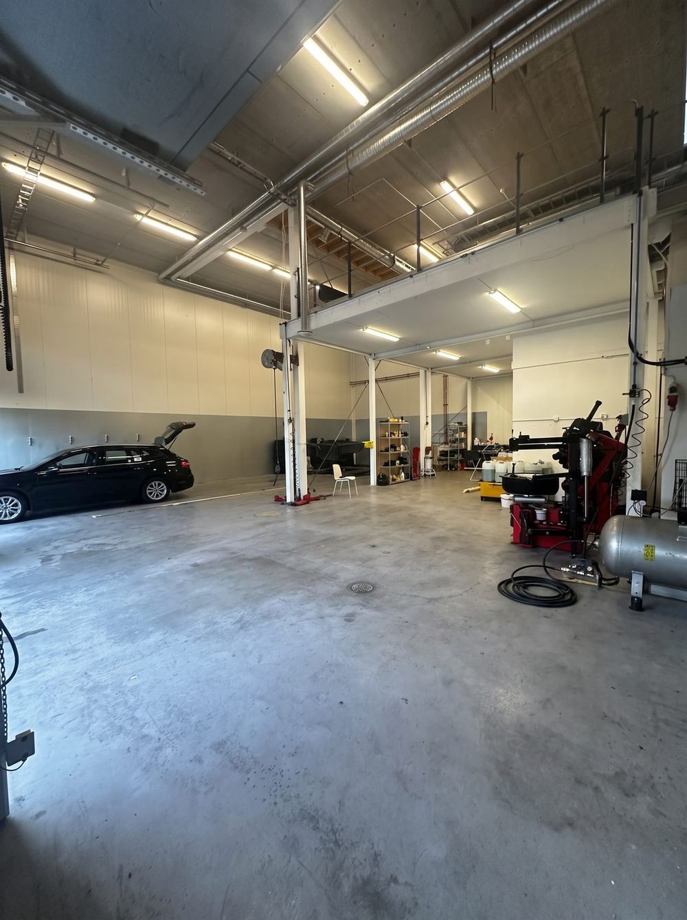 Bilservice och reparation på lyft i verkstaden